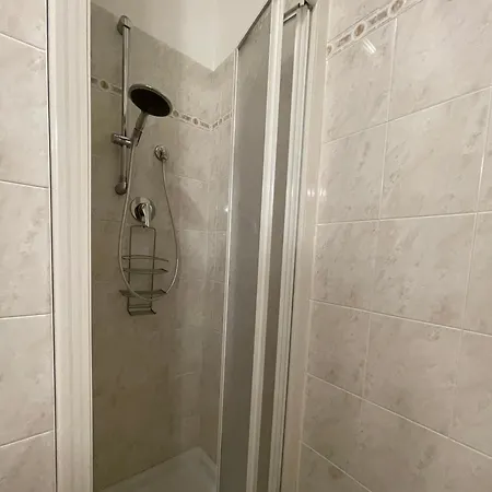 Sole Con Giardino E Piscina